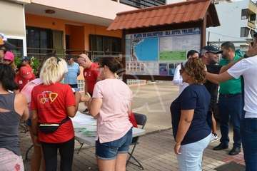 Alberto Rdríguez e Isabel Navarro triunfan en la XVII Travesía a Nado de Salinetas (Foto TA)